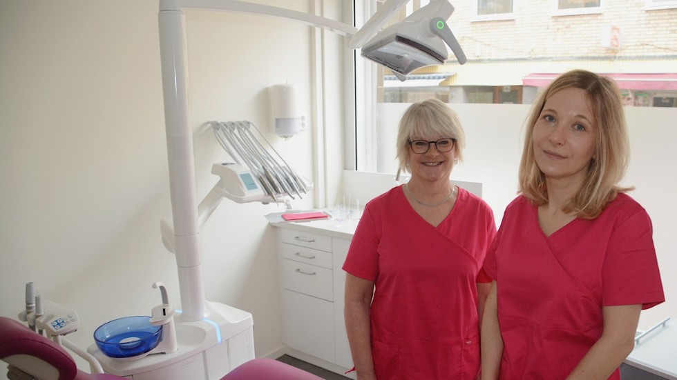 "Jag har alltid drömt om att öppna egen klinik och nu var det dags" säger Agnieszka Zakrewska, t.h. Hon börjar med att anställa tandsköterskan Kerstin Engborg. De har arbetat tillsammans i många år. 