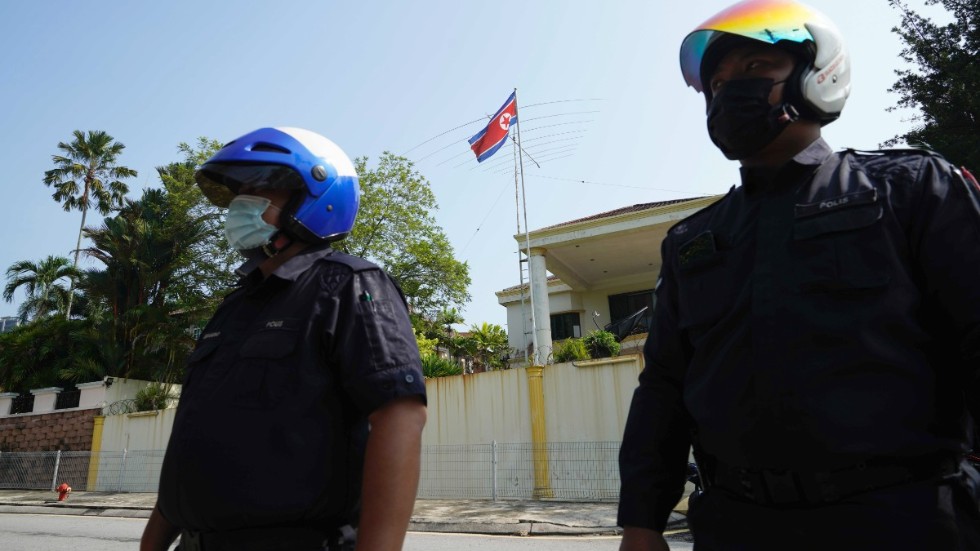 Polis utanför Nordkoreas ambassad i Kuala Lumpur i Malaysia efter det att nordkoreanska utrikesdepartementet meddelat att man klipper de diplomatiska banden med Malaysia.