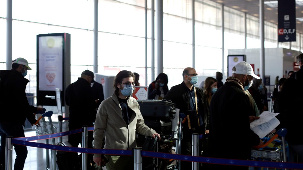 Passagerare i munskydd på flygplatsen Orly i Frankrikes huvudstad Paris. EU-kommissionen vill lyfta vissa restriktioner för inresande till EU.