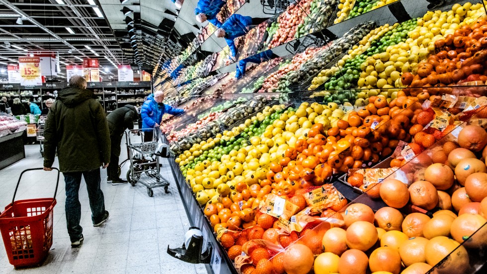 Matpriserna sjunker på en rad produkter, men snittpriset minskade med försiktiga 0,1 procent. Arkivbild.