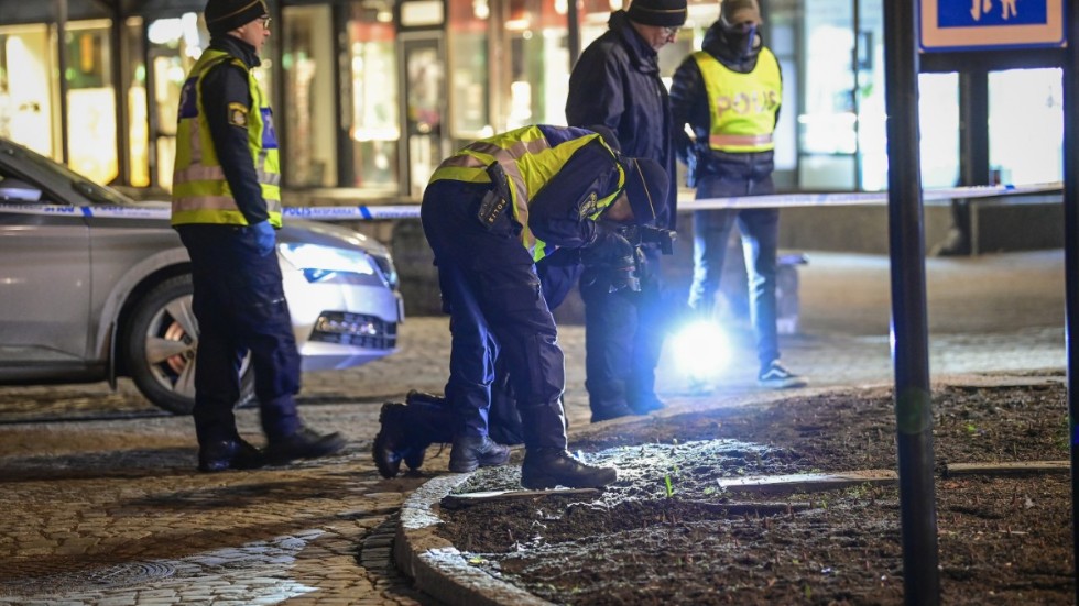 Polisens tekniker på plats efter knivattacken i Vetlanda en dag i början av mars. Nu åtalas en 22-årig man för sju fall av försök till mord.