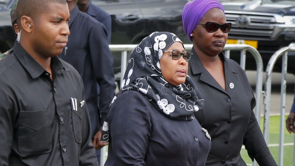 Samia Suhulu Hassan har precis svurits in som president. På bilden anländer hon till Uhuru Stadium i Dar es-Salaam där John Magufulis kropp ligger, för att ta ett sista farväl. Tusentals människor tog farväl av ex-presidenten och det har rapporterats om att 45 människor dog i trängseln som uppstod på arenan. Arkivbild från 20 mars.