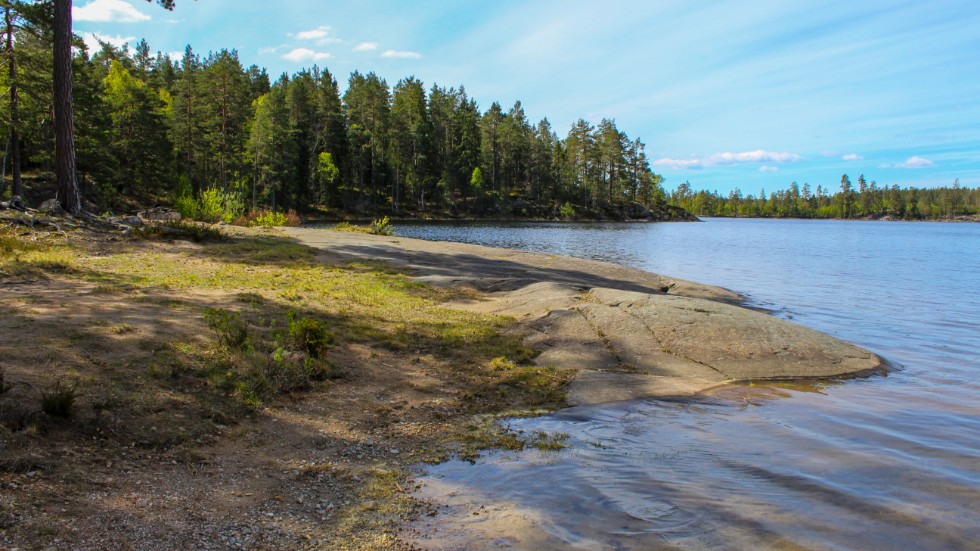 Sjön Skiren, precis invid vägen mot Igelfors och Regna, är vacker och populär.