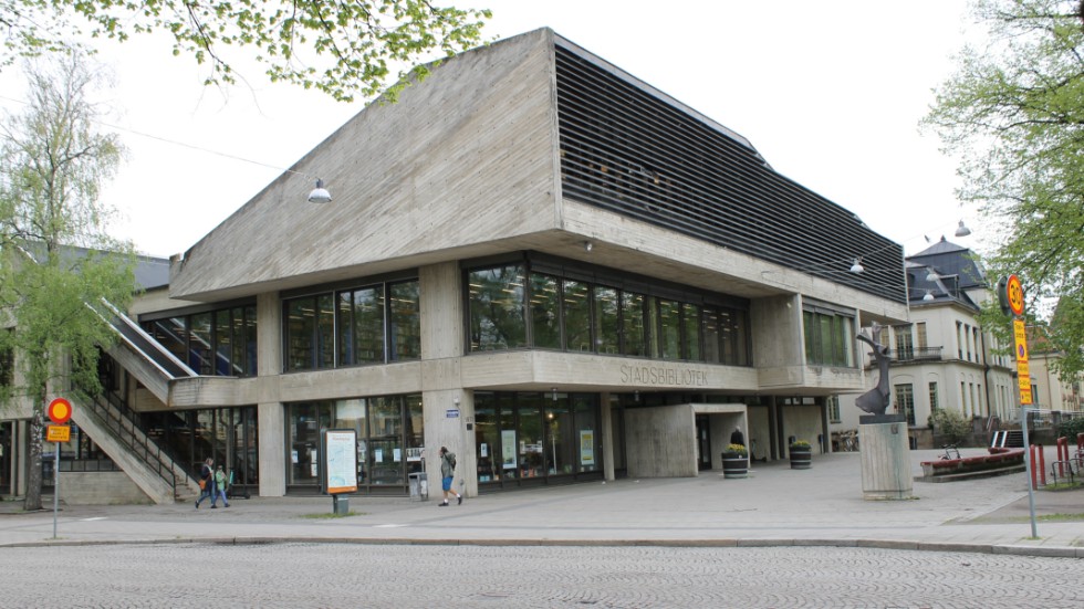 Inne på Stadsbiblioteket hörs ett obeskrivligt väsen, enligt Jan Lövin.