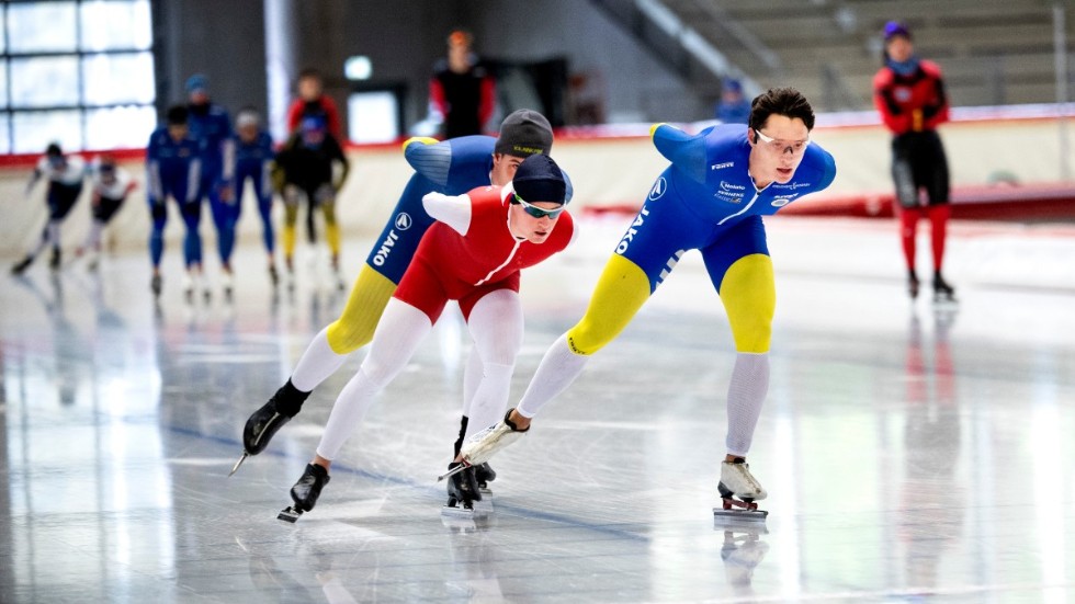 Skridskoåkaren Nils van der Poel (längst fram) tränar i på isovalen i Inzell, södra Tyskland, tillsammans med lagkompisen Wilhelm Ekensskär och norrmannen Ole Björnsmoen Näss.