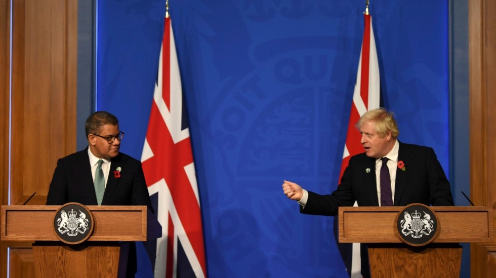 Klimatmötets chef Alok Sharma och Storbritanniens premiärminister Boris Johnson vid en pressträff på söndagskvällen.