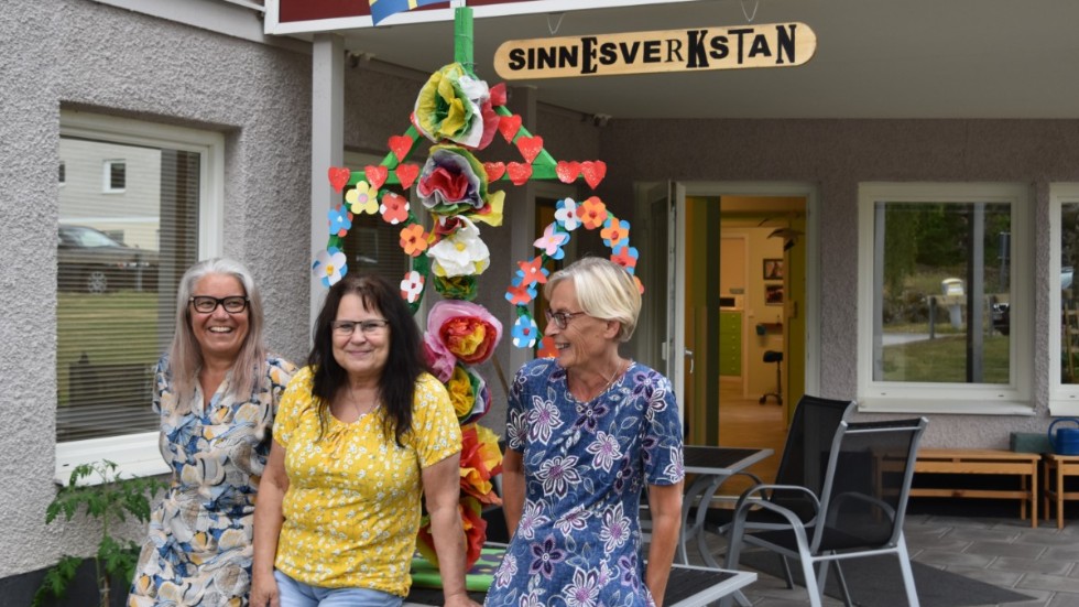 Katarina Johansson, Pia Kvist och Marie Egerborn står utanför den dagliga verksamheten. 