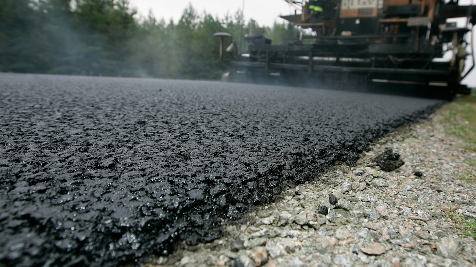 Insändarskribenten förordar asfaltering av vägsträckan mellan Toltorp och Strångsjö.