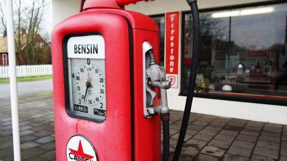 Små bensinmackar på landsbygden riskerar att försvinna, skriver två SD-politiker.