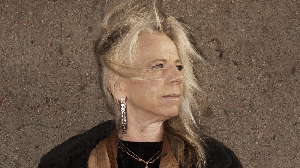 Marie Silkeberg är poet, essäist och översättare. Hon debuterade 1990 med "Komma och gå". Senast gav hon 2017 ut boken "Atlantis". "Revolution house" är hennes nionde diktsamling.