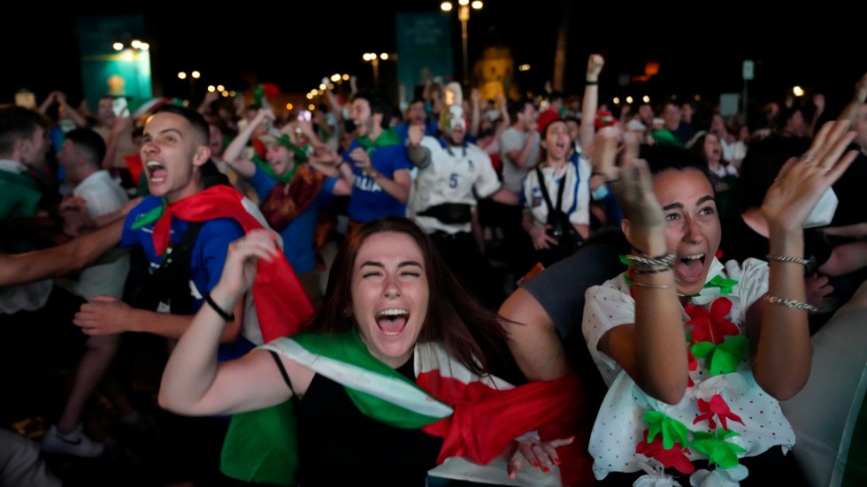 Italienska fotbollssupportrar firar i Rom.