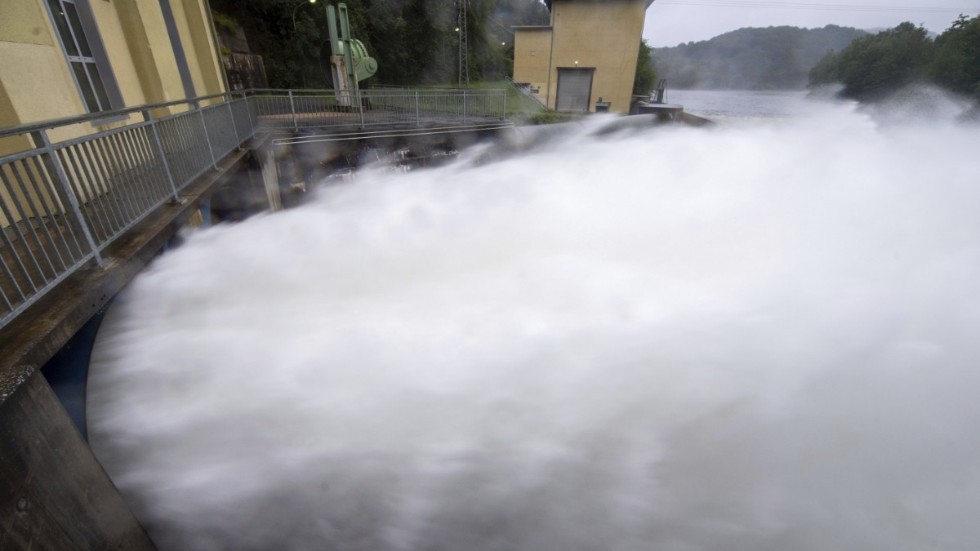 Infrastrukturen påverkar skyfallens påföljder. Vid dammen i tyska Ruhr forsar stora mängder vatten ut.