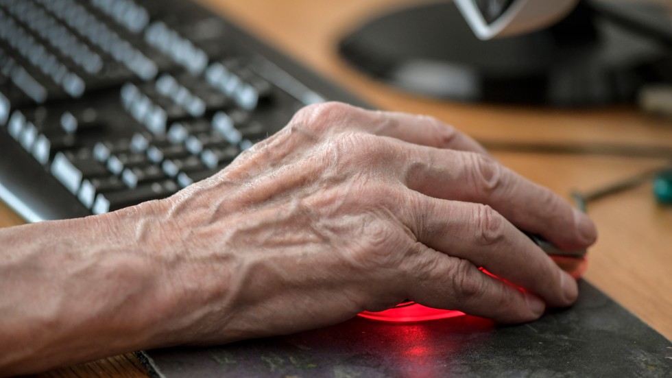 Inte bara fördelar med internet för äldre, menar insändarskribenten som ser risker och sårbarhet i den tekniska utvecklingen.