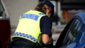 Stoppades utan körkort av polis i Nyfors – Kvinnans förklaring: "Trodde jag hade körkort"