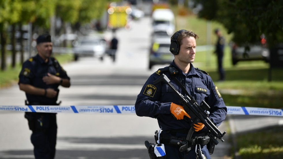 Beväpnad polis vid avspärrningarna i Eslöv.