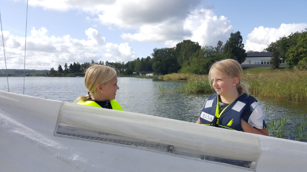 Ella Rosell och Elsa Höglund passade på att segla vid Gundelholmen både på torsdagen och fredagen.