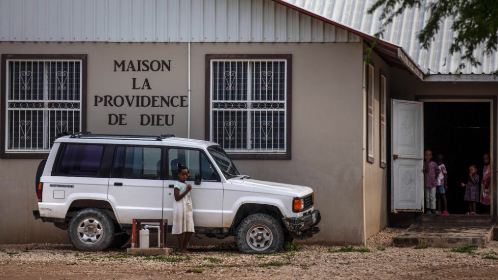 Barn står på gården framför det barnhem i Haiti, från vilket 17 missionärer var på väg när de kidnappades.