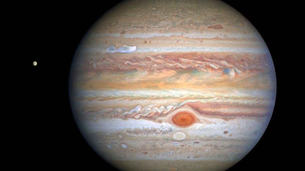 Europa, till vänster om Jupiter. Bilden togs av Hubble-rymdteleskopet i augusti 2020. Arkivbild.
