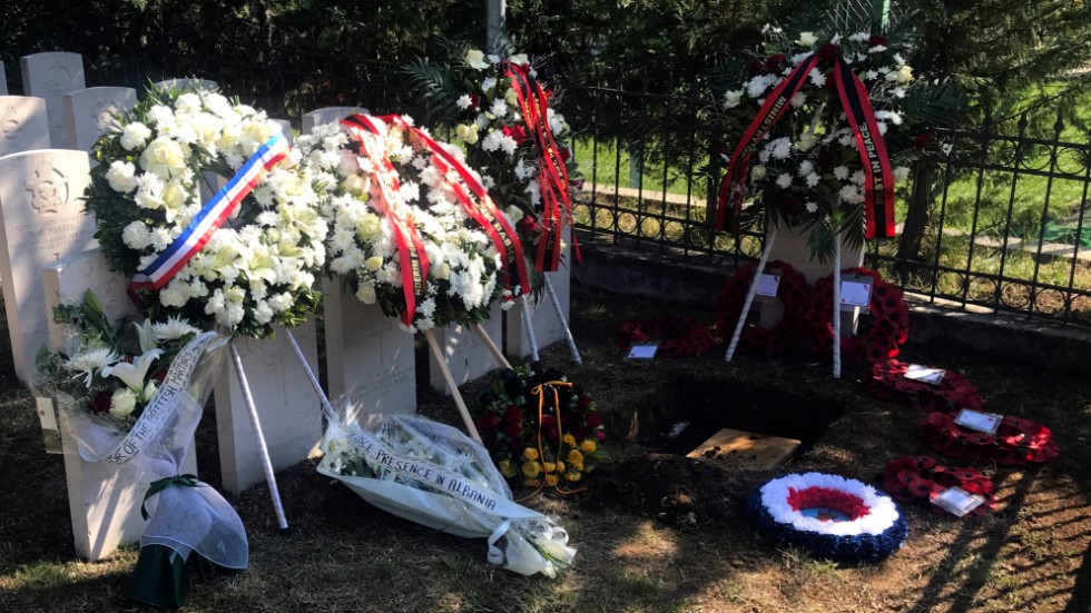 Kransar på graven i Tirana för den brittiske flygskytten Peter Twiddy.