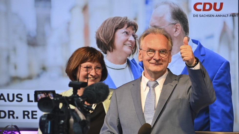 Gränsdragning mot ytterhögern gav honom valframgång. Regeringschefen Reiner Haseloff (CDU) i Sachsen- Anhalt, tillsammans med hustrun Gabriele Haseloff, efter söndagens valseger i sista delstatsvalet innan höstens val i hela Tyskland. 