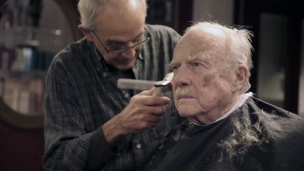 Jan Myrdal (1927–2020) sitter mest framför datorn i duon Sjökvist/Löfgrens småtråkiga dokumentär, men han besöker också tandläkaren och frisören i väntan på döden.