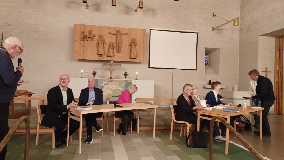 En bild från presentationen av boken som recenseras här på sidan. Längst till vänster Lennart Stolpe från Hembygdsföreningen. Längst till höger Åke Sandberg. Mellan de båda kommunpolitiker från C, M, S, Sjukvårdspartiet, V och SD.