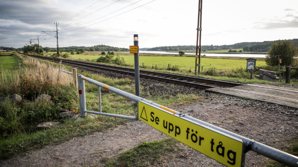 Två personer omkom efter att ha blivit påkörda av ett tåg utanför Kungälv på lördagen.