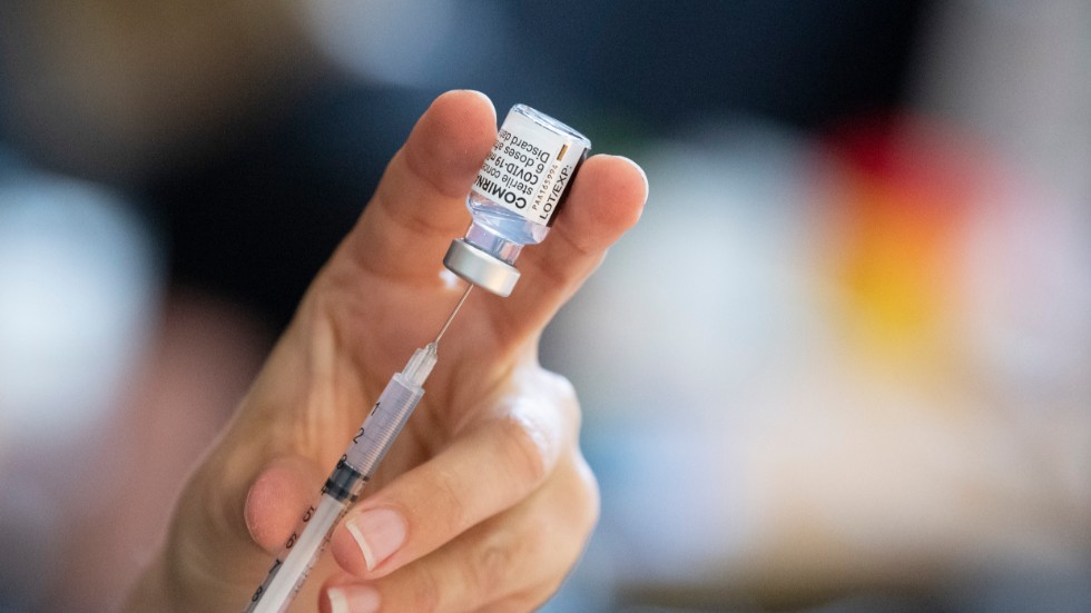 En spruta laddas covid-19-vaccin från Pfizer-Biontech. Arkivbild.
