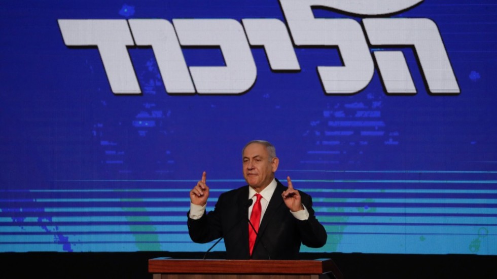 Israels premiärminister Benjamin Netanyahu var nöjd efter det att vallokalsundersökningarna hade presenterats. Men nu ser läget mer osäkert ut för honom.