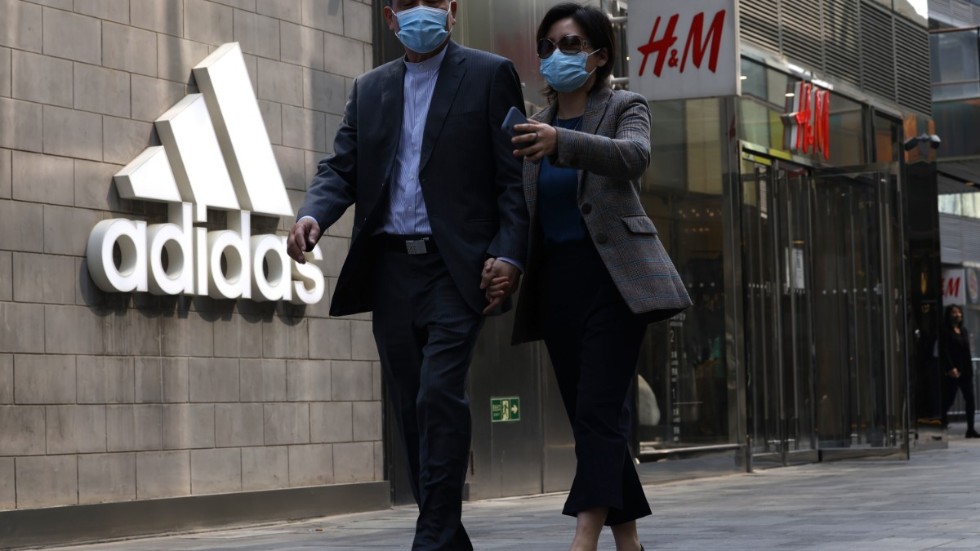 En kampanj mot varumärken som H&M och Adidas har arrangerats av kommunistpartiet i Kina efter sanktioner mot kineser utpekade som skyldiga till brott mot mänskliga rättigheter i Xinjiang-provinsen.