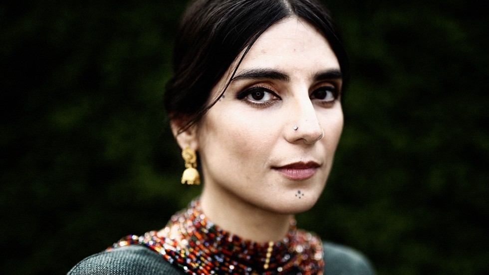 Balsam Karam är född i Iran men bor sedan barnsben i Stockholm där hon arbetar som bibliotekarie. Hon debuterade 2018 med den uppmärksammade romanen "Händelsehorisonten".