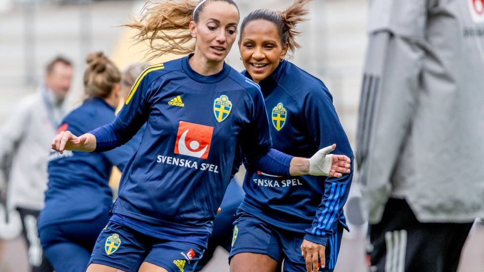 Kosovare Asllani, Madelen Janogy och resten av det svenska fotbollslandslaget kan glädja sig åt att äntligen få spela inför publik igen.