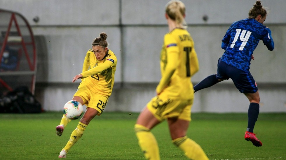 Filippa Angeldahl under EM-kvalmatchen borta mot Slovakien i december förra året. Sverige vann med 6–0 och Angeldahl gjorde två av målen. Arkivbild.