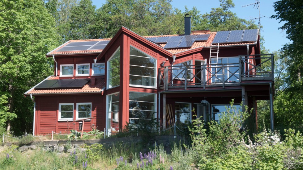 Med solceller på tak och fasader kan förnybar energi produceras där elen används, skriver bland andra Anna Kinberg Batra, ordförande i Svensk solenergi.