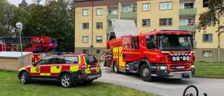 Utryckning efter brand i flerfamiljshus