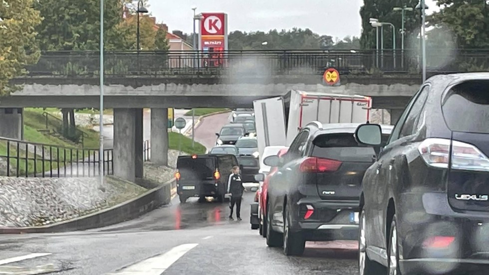 Insändarskribenten Åke Lagerbäck tycker att kommunen ska satsa på ett varningssystem vid viadukten på Vasavägen istället för "säkerhetsbarriären”.