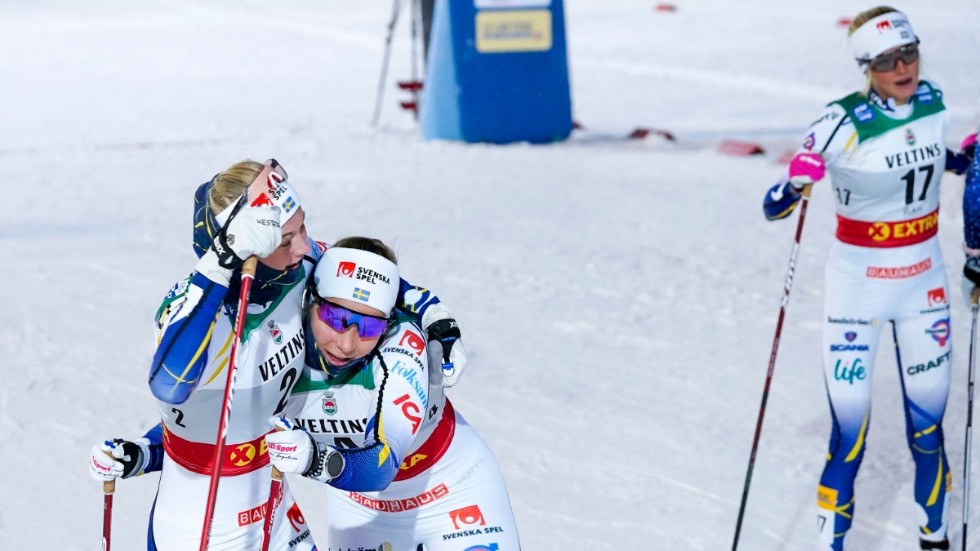 Maja Dahlqvist och Johanna Hagström firar.