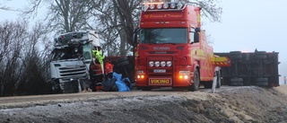 Lastbil blockerade väg 77 stora delar av nyårsaftonen