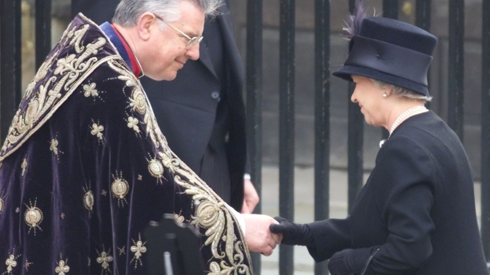 Dekanen av Westminster, Wesley Carr, som här skakar hand med drottning Elizabeth avled 2017. Arkivbild.