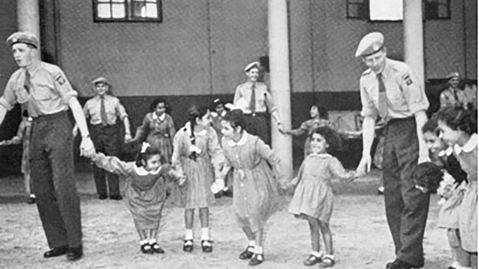Olle Brennius minns Suezbataljonen 1956 och hur de ordnade julfest för barn i den krigsdrabbade hamnstaden Port Said.