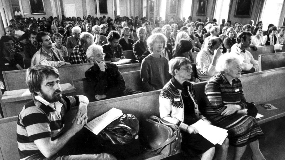 Miljöpartiet bildades 1981 och är sprunget ur miljörörelsen, fredsrörelsen och kvinnorörelsen. På bilden (till vänster) ses Per Garthon, en av partiets initiativtagare.