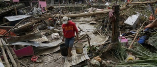 Minst tolv döda i supertyfonen i Filippinerna