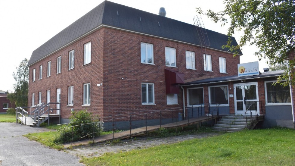 Skribenten tycker att det gamla kommunhuset i Byske borde omvandlas till bostäder.