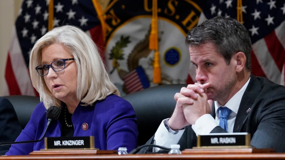 Liz Cheney och Adam Kinzinger i utskottet som utreder stormningen av USA:s kongressbyggnad den 6 januari 2021. Arkivbild.