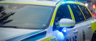 Man greps i stulen bil i Eskilstuna: "Hittade yxor och kniv i bilen"