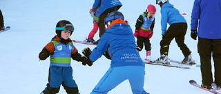 Trots gröna vintern: Fortsatt fullsatt i populära skidskolan
