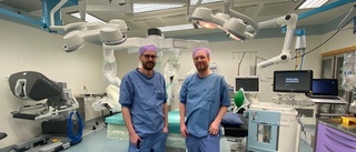 Apostolos och Christoph ska ratta Nyköpings lasaretts nya robot – som kan operera bort cancer