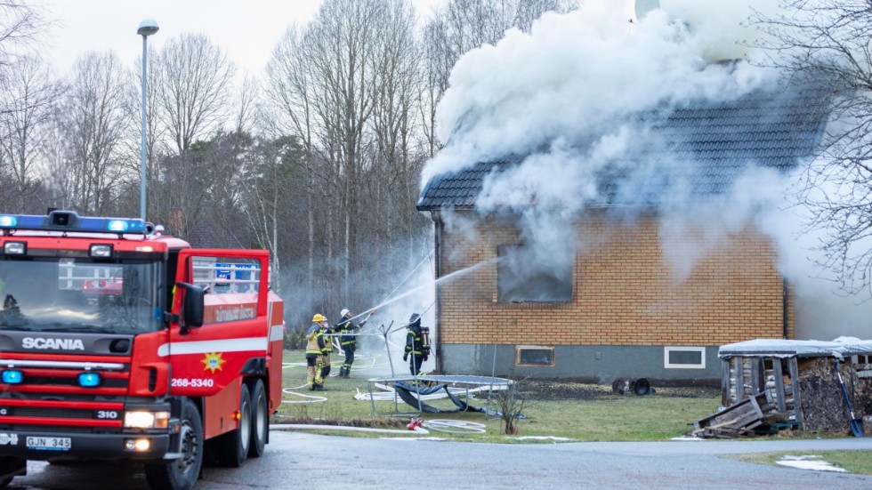 Den man som misstänks för mordbrand efter en kraftig brand i en villa i Mariannelund har ännu inte kunnat höras av polisen.