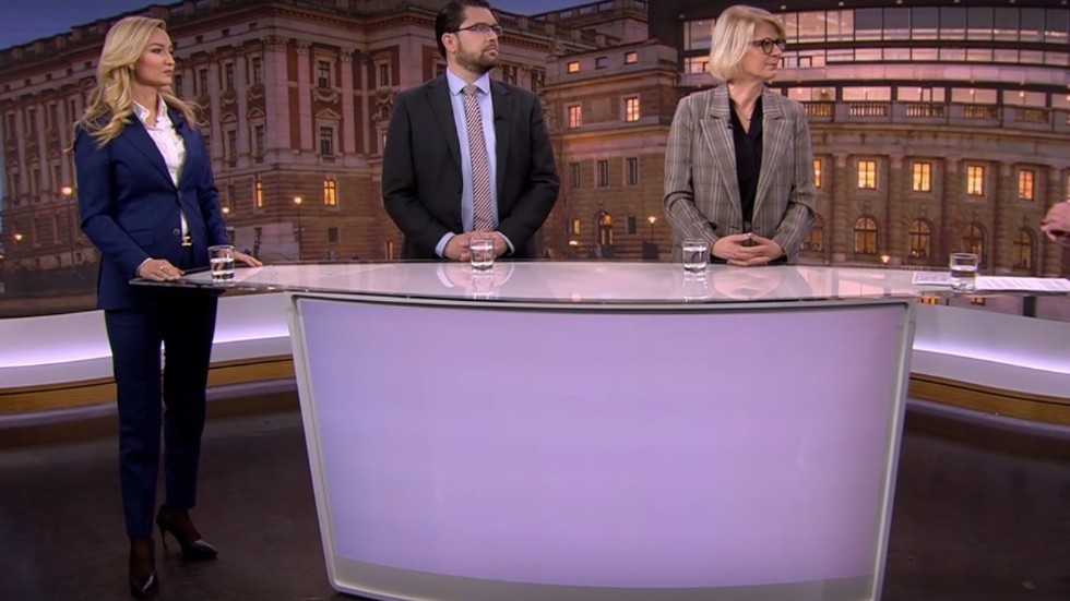 Kristdemokraternas Ebba Busch och Moderaternas Elisabeth Svantesson flankerar i SVT:s Aktuelllt den egna budgetreservationens huvudsakliga vinnare, Sverigedemokraternas partiledare Jimmie Åkesson. 
