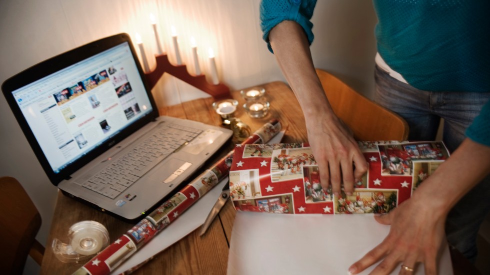 Det finns ett sätt att undvika fraktkaoset i jul och det är att handla julklapparna i fysiska butiker i stället för på nätet, menar skribenten.